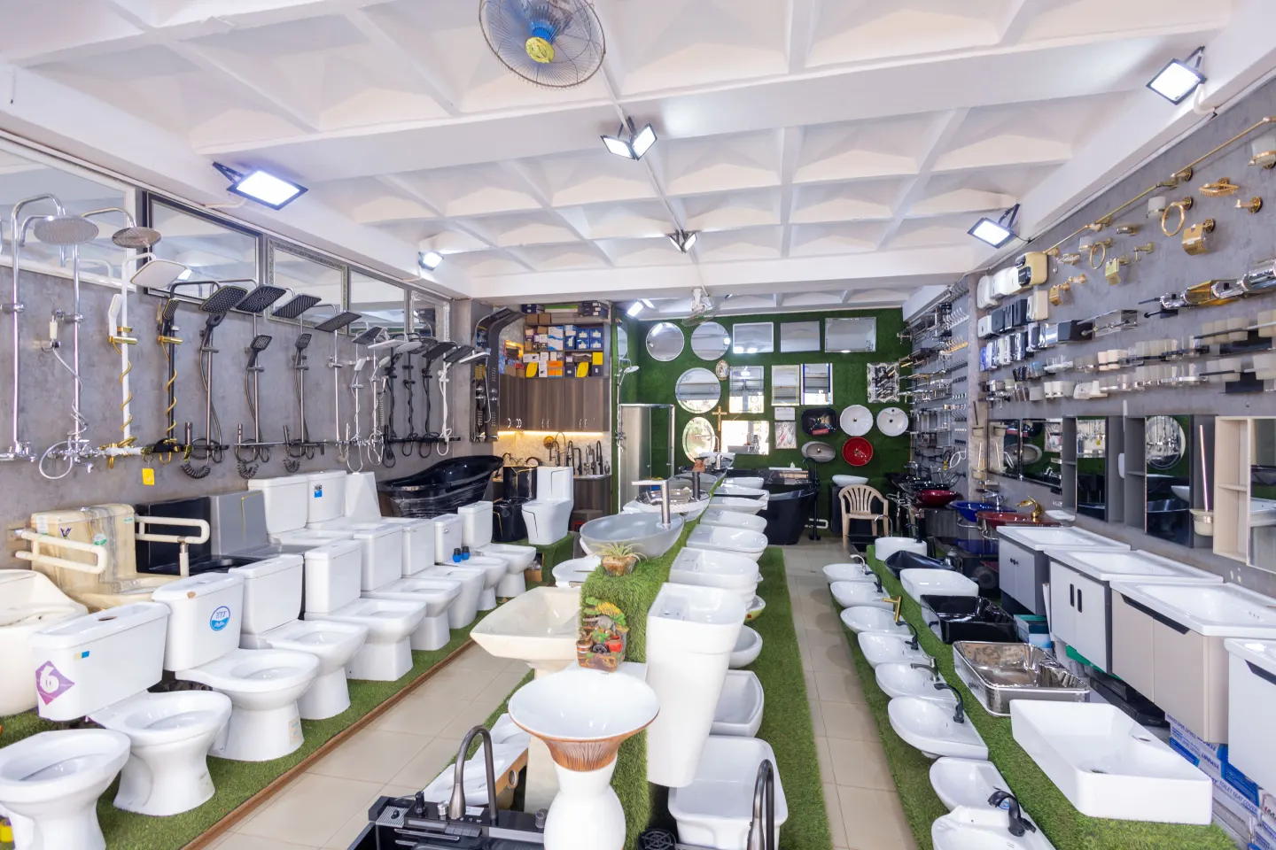 Mirrors, kitchen sinks and bathroom fittings in the Sema Ceramics showroom